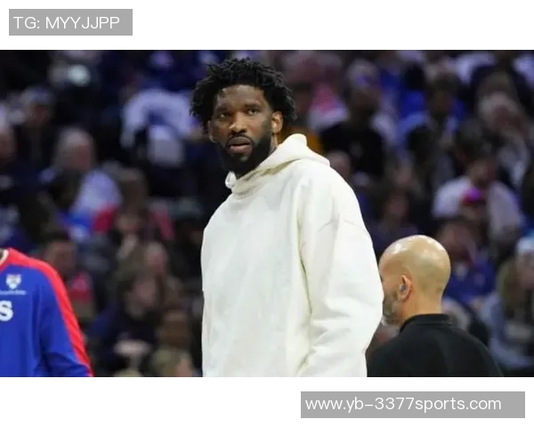 恩比德背打里夫斯巧妙转身却错失关键跳投遗憾未能得分 恩比德背打里夫斯巧妙转身却错失关键跳投遗憾未能得分